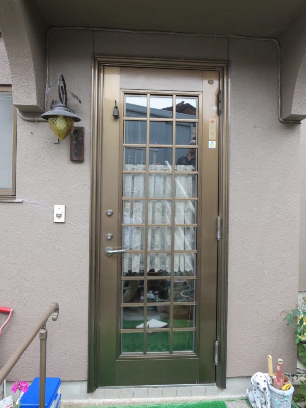 家の中が丸見えだった玄関ドアを、程よいデザインにリノベーション。（仙台市宮城野区：木村様【仮名】） Natural Life Home